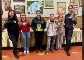 У Білій Церкві діти з поліцейськими виготовили обереги для воїнів